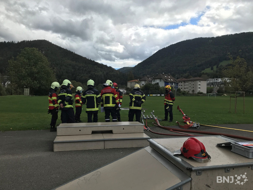 Les membres des différentes casernes de la région sont venus se spécialiser sur l'utilisation optimisée des conduites d'eau à travers plusieurs exercices pratiques. (Photo : Valentine Curvaia)