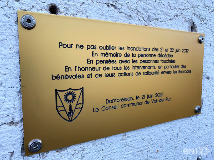 L'une des trois plaques commémoratives posées par la Commune de Val-de-Ruz pour rendre hommage aux personnes touchées par les intempéries, le 21 juin 2019.