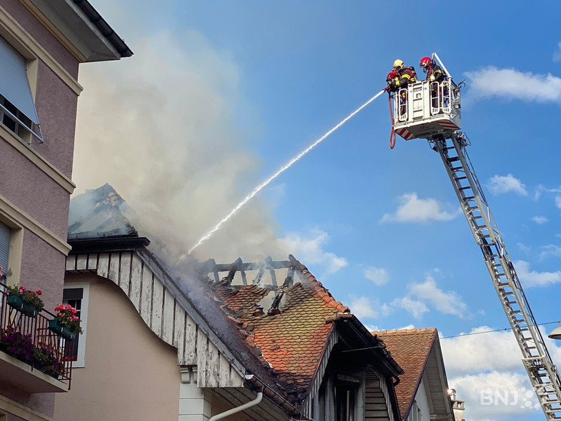 Un bâtiment situé au centre de St-Imier a été la proie des flammes vendredi après-midi.