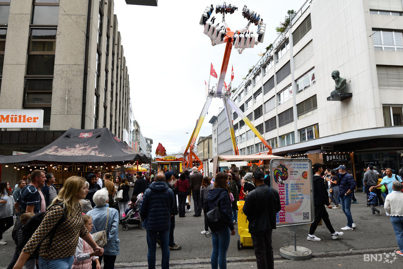 Les Biennoises et Biennois se sont déplacés pour la Braderie malgré les mesures sanitaires. (Photo: Georges Henz)