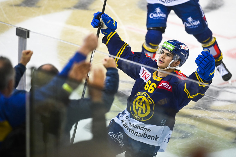Le Jurassien Valentin Nussbaumer célèbre son 2e but de l'exercice sous les couleurs du HC Davos (photo : KEYSTONE/Gian Ehrenzeller).