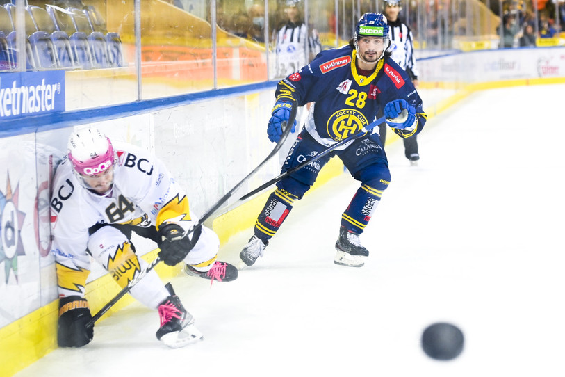 À l’image du défenseur Daniel Eigenmann, le HC Ajoie a trébuché sur la glace de Davos dimanche (photo : KEYSTONE/Gian Ehrenzeller).