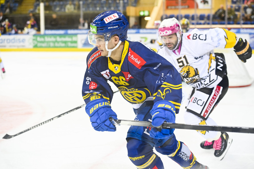 Valentin Nussbaumer a inscrit son 2e but de la saison dimanche avec le HC Davos face au HC Ajoie d'Alain Birbaum (photo : KEYSTONE/Gian Ehrenzeller).
