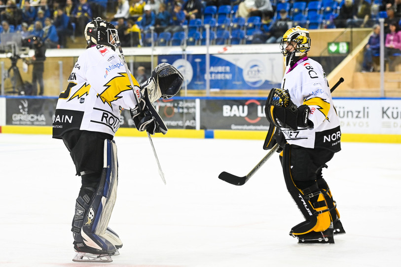 Eino Rissanen (à gauche) a remplacé Tim Wolf dimanche à Davos à la 53e minute de jeu (photo : KEYSTONE/Gian Ehrenzeller).