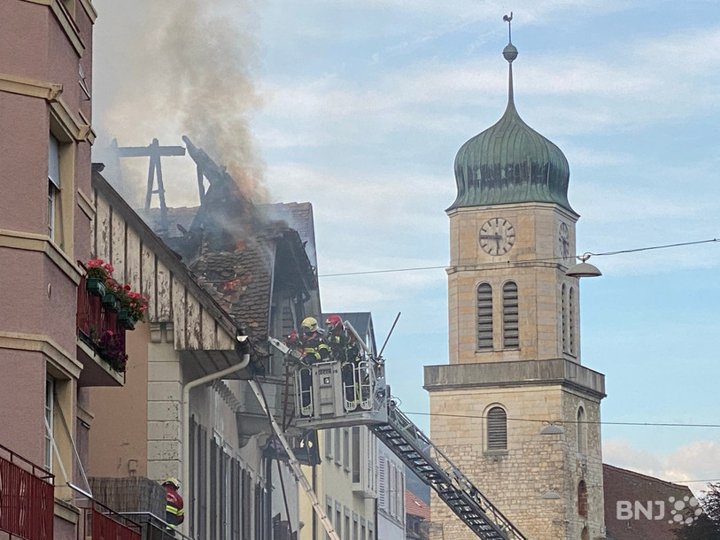 Les pompiers d'Erguël ont longuement bataillé avec les flammes vendredi à St-Imier.