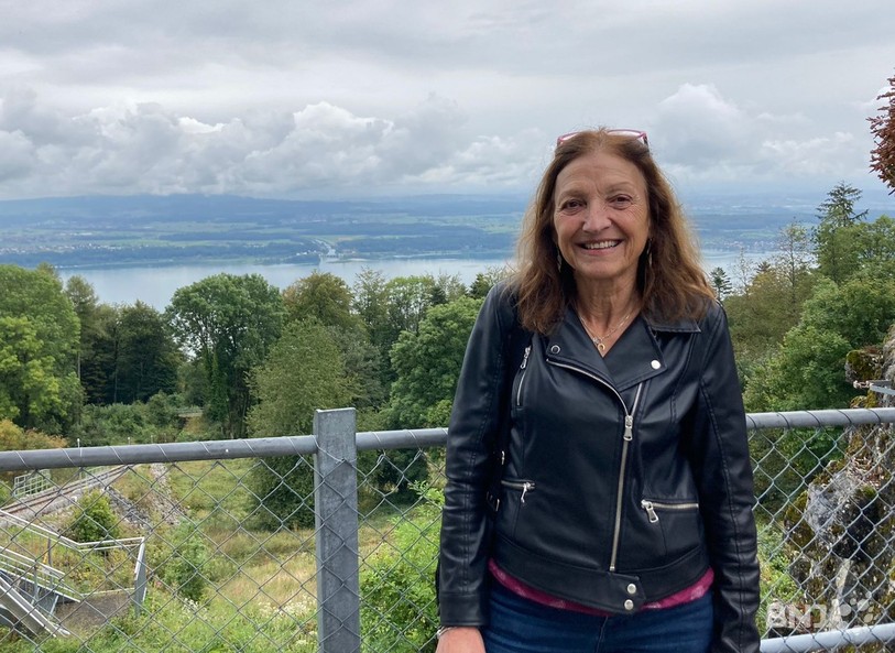 Gladys Bourquin, notre guide, devant le paysage que l'on peut observer depuis Prêles.