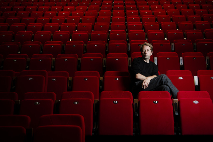 Le directeur du Théâtre du Jura Robert Sandoz est heureux des rencontres avec le public, qui répond présent (photo : KEYSTONE / Jean-Christophe Bott).