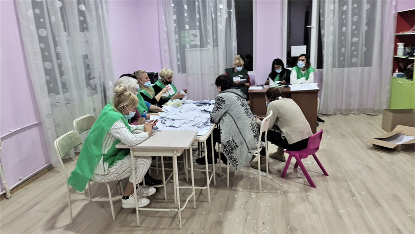 Les opérations de dépouillement dans l'un des bureaux de vote de Tbilisi. (Photo : David Eray).