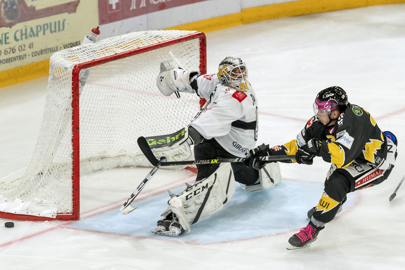 Guillaume Asselin (ici face à Lugano) n'est pas épargné par les blessures en ce début de saison (photo : KEYSTONE/Georgios Kefalas).