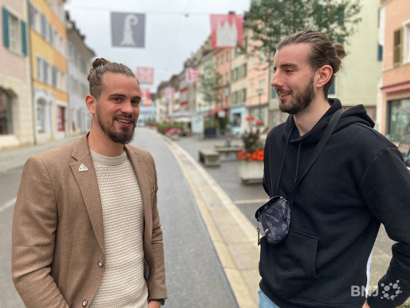 Le directeur sportif du BC Boncourt Clément Boesch (à gauche) et l'ailier Juraj Kozic ont entamé leur journée, ce jeudi, par un passage par les studios de RFJ.