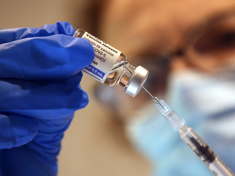 Les personnes vaccinées contre le coronavirus risquent moins d'infecter leurs pairs que les personnes non-vaccinées, selon plusieurs études. (Photo : archvies KEYSTONE / DPA / Wolfgang Kumm).