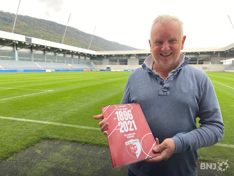 L'heureux président du FC Bienne, Dietmar Faes, pose avec la brochure qui retrace les 125 ans du club.