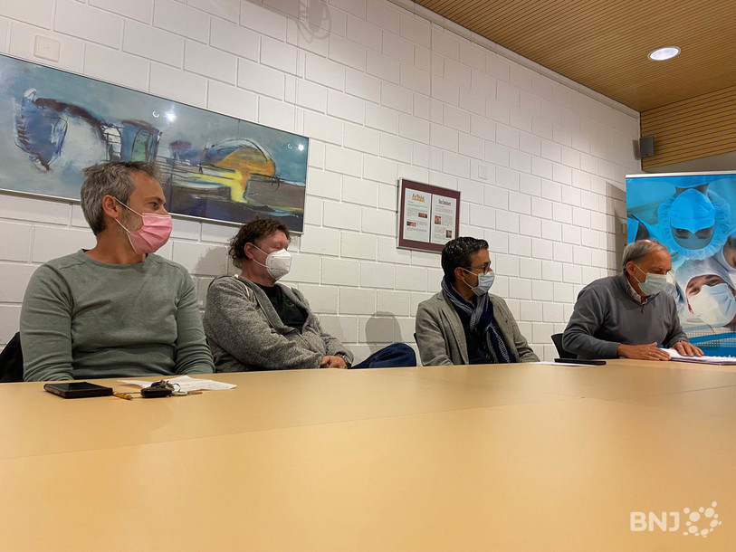 Des acteurs du Réseau santé-social du Jura bernois ont parlé de leurs diverses expériences durant les 18 derniers mois.
(de gauche à droite) Manuel Wahli, directeur du Service Social Centre Orval à Valbirse; Michel Ruchonnet, médecin généraliste à Courtelary; Hugo Figueiredo, pharmacien indépendant et Dominique Sartori, directeur du Pôle santé mentale de l’Hôpital du Jura bernois.