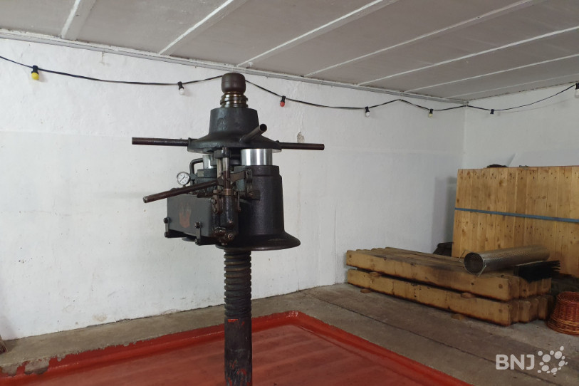 Au domaine des Lerins, le pressoir manuel, qui date de 1922, est toujours utilisé.