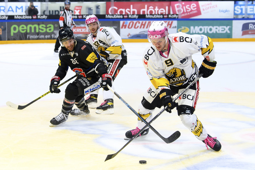 Dario Rohrbach et le HC Ajoie n'ont pas pu tenir leur avance sur Fribourg vendredi soir (photo : KEYSTONE/Anthony Anex).