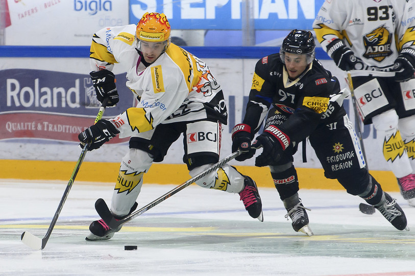 Thibault Frossard (à gauche) et Nathan Marchon ont été deux des grands hommes de ce duel entre Ajoie et Fribourg (photo : KEYSTONE/Anthony Anex).