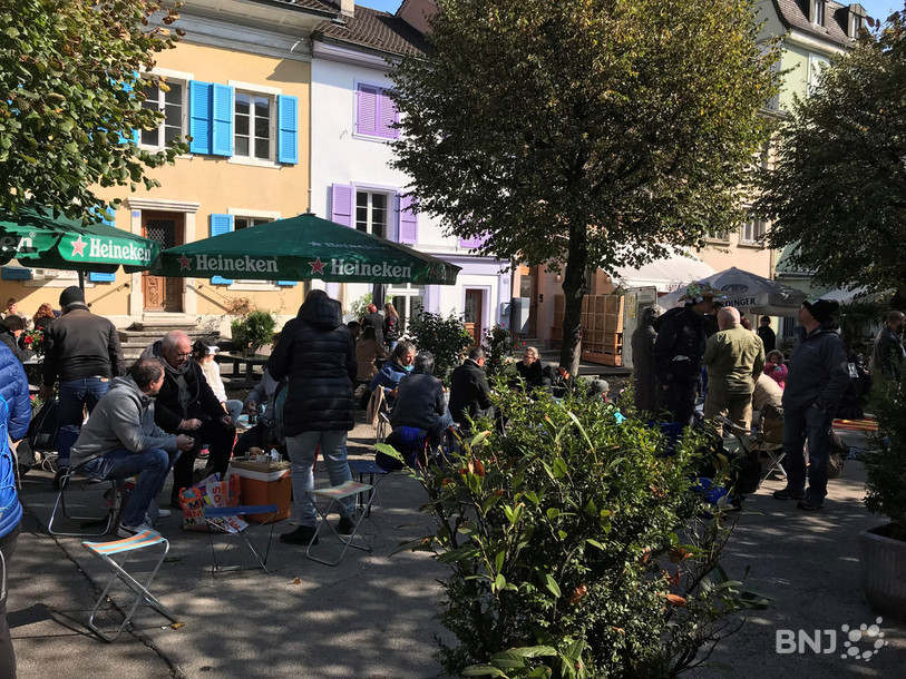 Ils étaient une petite centaine de personnes à occuper la place Roland-Béguelin aux heures de midi.