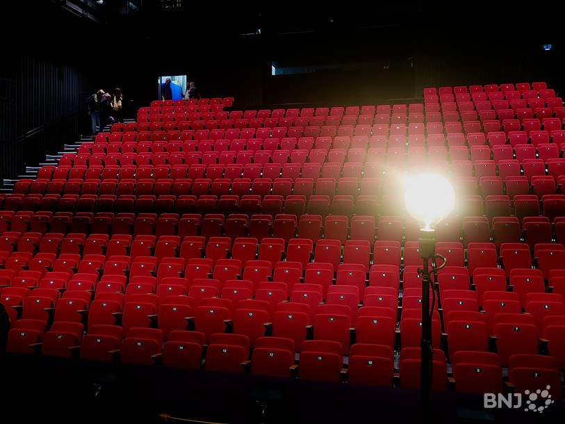 Les sièges rouges du Théâtre du Jura