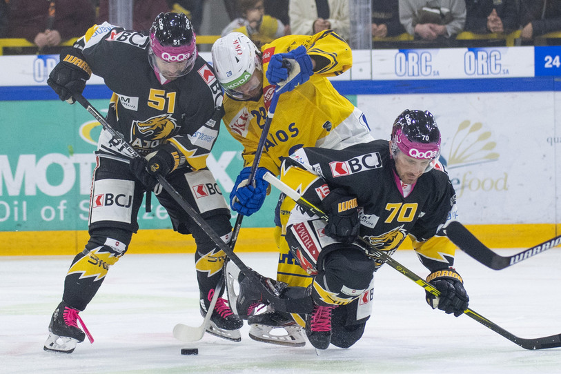 À l’image de Matteo Romanenghi devant son coéquipier Alain Birbaum au duel avec Axel Simic, le HC Ajoie a chuté face à Davos ce samedi à Porrentruy (photo : KEYSTONE/Marcel Bieri).