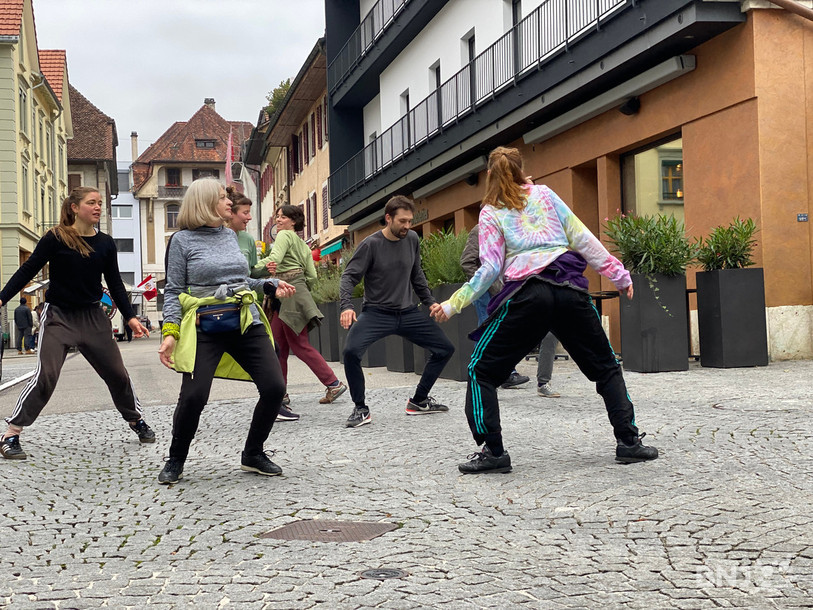 Partis de l'école de Chantemerle, danseuses et danseurs ont rallié la gare via les zones résidentielles et la vieille ville de Moutier sans s'arrêter de bouger.