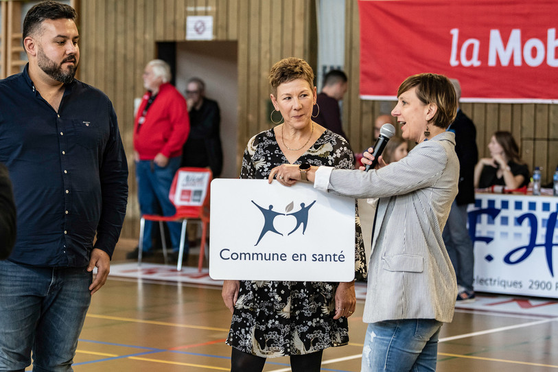 Stéphanie Mertenat Eicher de la Fondation O2 a remis le label aux autorités communales de Boncourt. Photo: Stéphane Bée