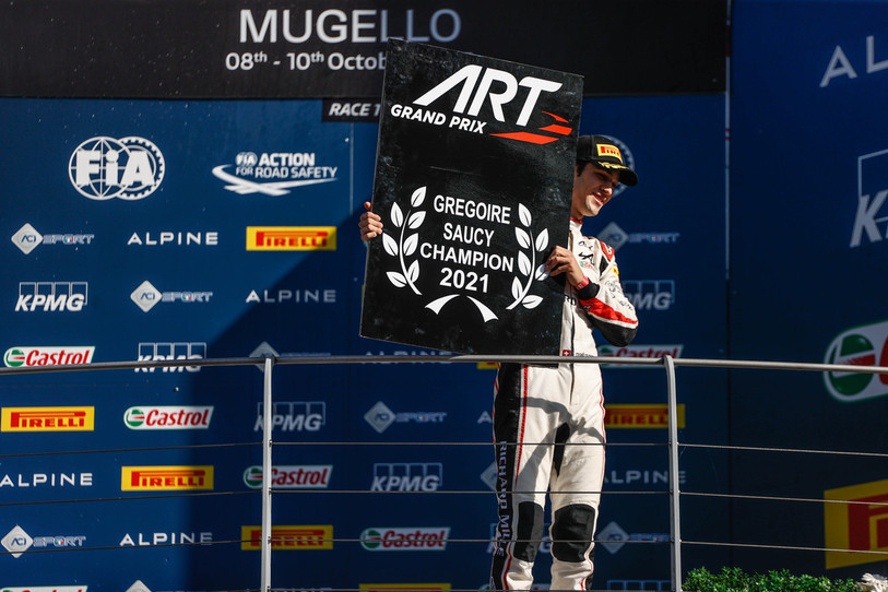 Grégoire Saucy sur le podium pour fêter son titre (photo : Actualfoto/www.formularegionaleubyalpine.com).