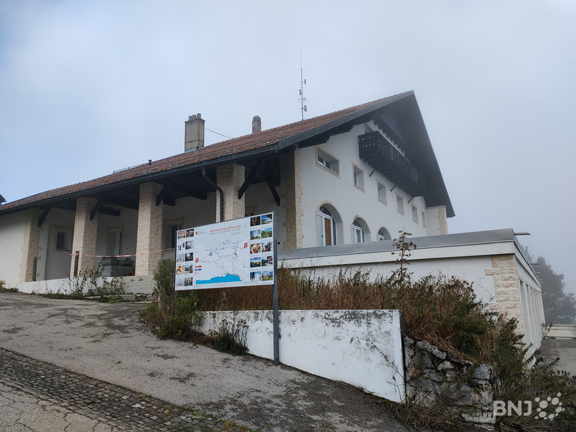 Les lots de l'hôtel de Tête-de-Ran mis aux enchères mercredi ont été adjugés à la société JVJ Immobilier SA, basée à La Chaux-de-Fonds, pour 370'000 francs. (photo : archives)