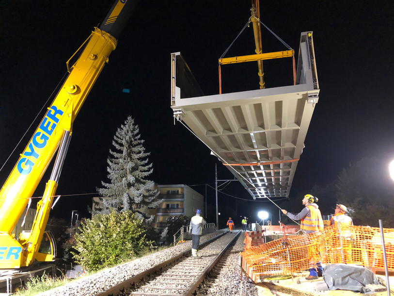 Une grue a soulevé la passerelle avant de la mettre en place (photo: Ville de Neuchâtel)