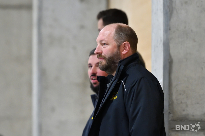 Pascal Gilomen sur le banc de l'Erguël HC était impuissant samedi soir. (Photo : archives/Georges Henz).