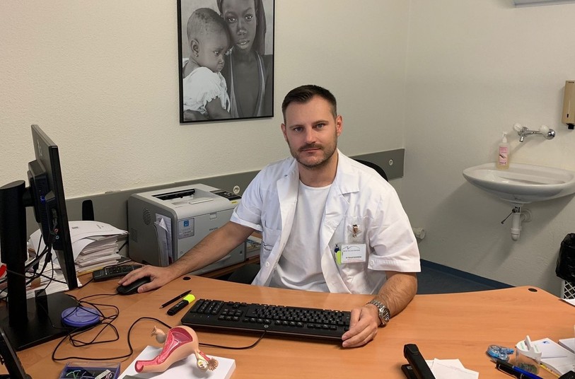 Le Dr Patryk Radomski est venu parler de l'importance de dépister le cancer du col de l'utérus. (Photo : Patryk Radomski)