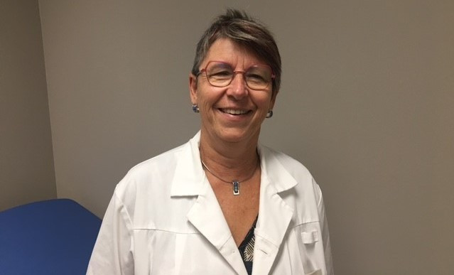 La Dr Beatrice Zimmerli, médecin-chef en oncologie médicale à l’Hôpital du Jura bernois, est venu expliquer l'importance des dépistages du cancer du sein. (Photo : Beatrice Zimmerli).