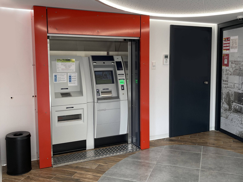 Talos – ici en rouge – protège le bancomat, se montre imposant et dissuasif et alerte immédiatement en cas d’agression. (Photo : FRAM-liner).