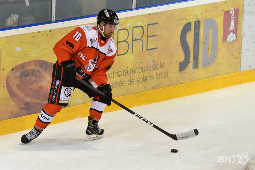 Vincent Stemer et le HC Delémont-Vallée joueront face à Sion en quart de finale des play-off (photo : archives/Georges Henz).