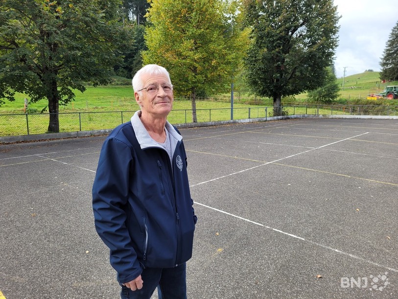 Philippe Paroz, dit « Grillon », qui nous a accueillis sur la place de sport du village de Saicourt.