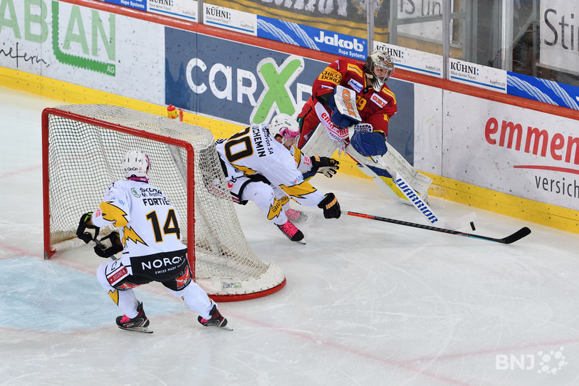 Les deux nouveaux Québécois du HC Ajoie Maxime Fortier (no 14) et François Beauchemin (no 90) n'ont pas souvent inquiété le gardien de Langnau Robert Mayer. (photo : Georges Henz)