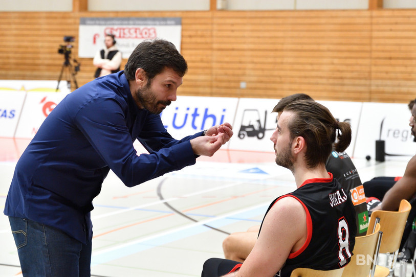 L'entraîneur du BC Boncourt Vladimir Ruzicic a tenté de relancer ses joueurs, à l'image de Juraj Kozic (photo : Georges Henz).