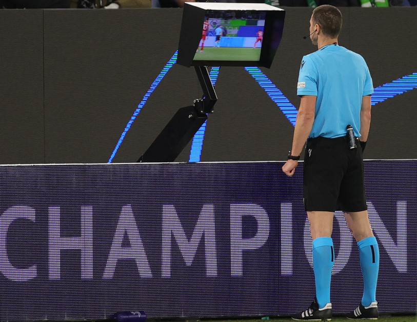 Le débat sur la VAR est relancé (photo : illustration, EPA/Friedemann Vogel).