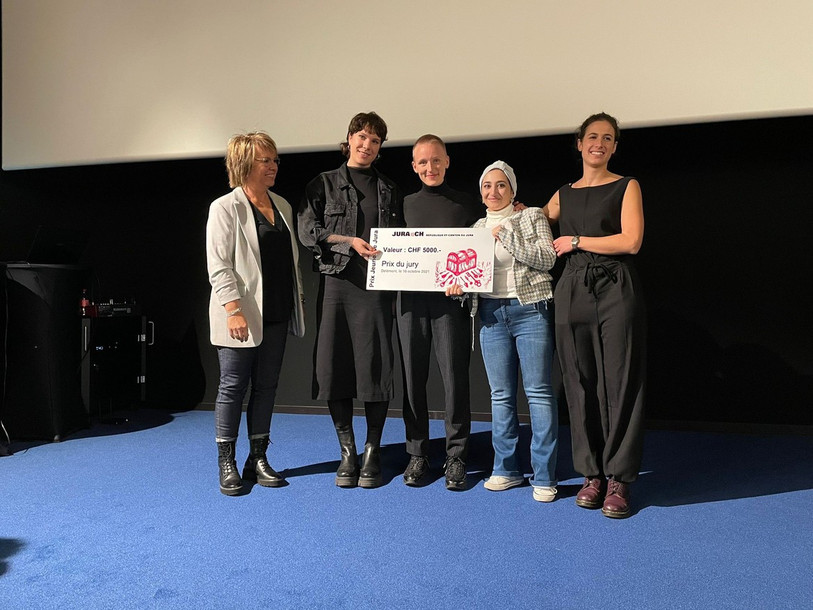 De gauche à droite : la présidente du Gouvernement jurassien, Nathalie Barthoulot, les lauréates Maeva Rubli, Hanna Schiesser et Anisa Roomieh Alreafei, ainsi que Samantha Ramos, membre du jury. (Photo : Canton du Jura).