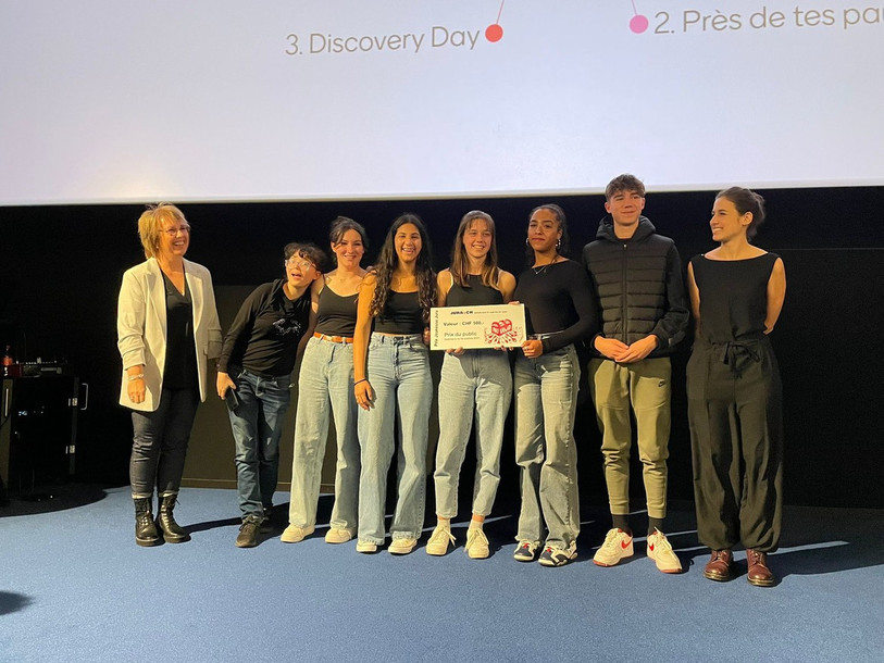 Nathalie Barthoulot et des élèves de la classe qui a remporté le prix du public. (Photo : Canton du Jura).