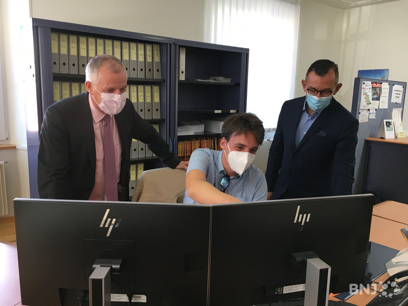 Le maire Didier Jolissaint (à gauche) et le CEO de Digital Solutions, Xavier Van Nuvel, suivent de près les exploits de Bob mis dans les mains de Richard Schmidt, architecte de solutions robotiques.