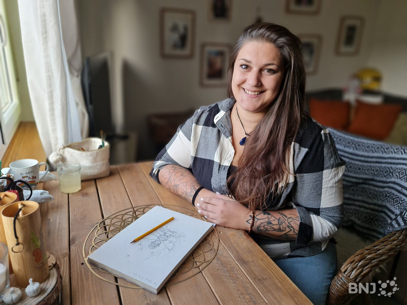 Claire Farine donne vie à ses créations et gère sa petite entreprise depuis son appartement à Tramelan 