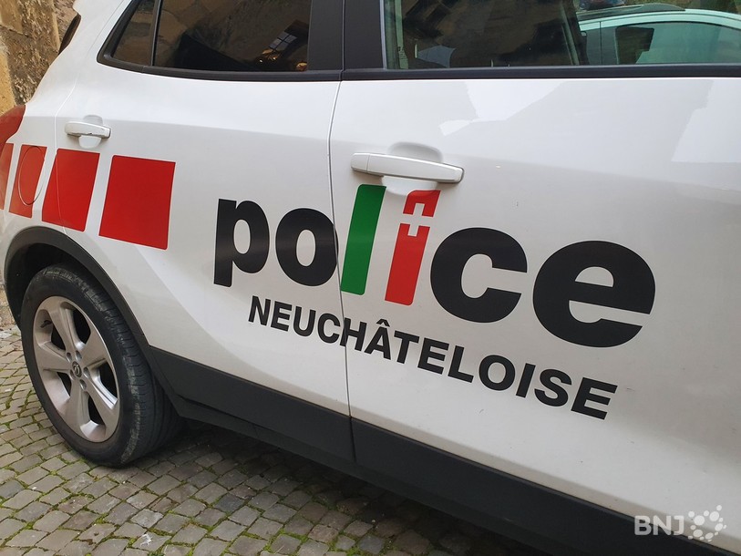 La Police neuchâteloise a interpellé un automobiliste qui a poursuivi sa route après avoir heurté des véhicules stationnés. (Photo d'archives)