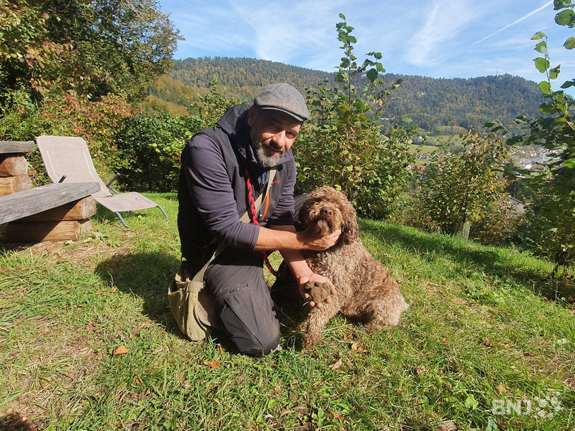 Eddy Macuglia, passionné de truffes, et son chien Lula, à la recherche de truffes à St-Sulpice.