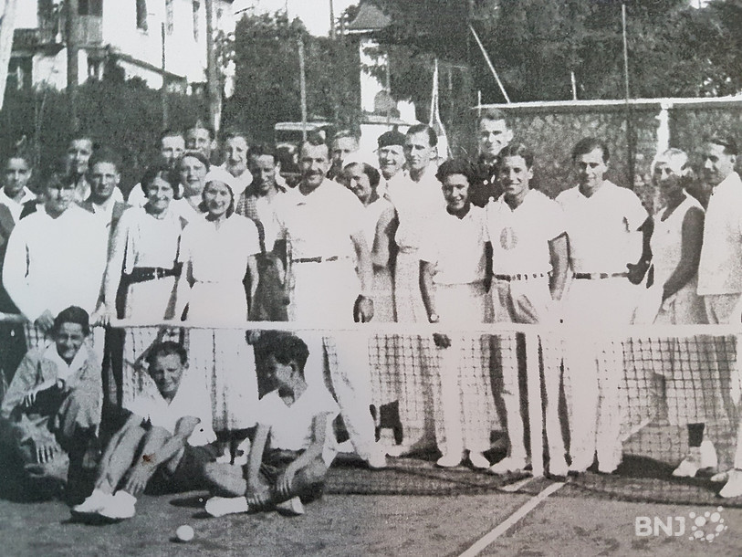 Cliché pris lors d'un tournoi de tennis international (quelques joueurs français étaient de la partie) à Porrentruy avant la 2nde Guerre mondiale.