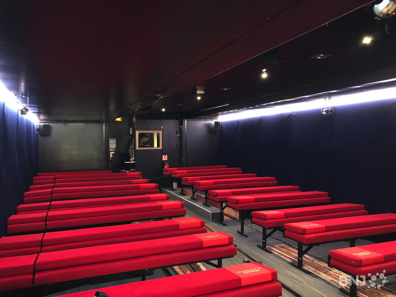 La salle de spectacle une fois le camion déployé.