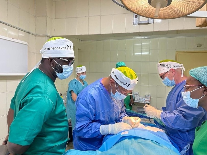 L’équipe soignante en pleine opération à Douala. (Photo : permanence Volta)