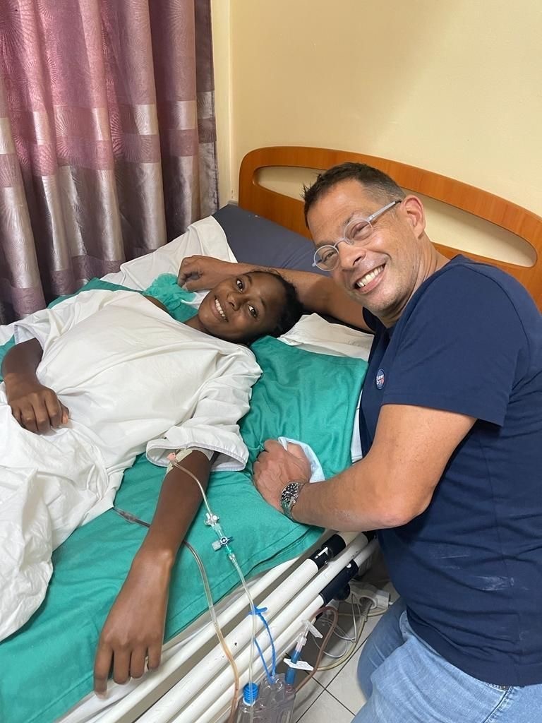 Le sourire de la patiente et du Dr Racine après l’intervention. (Photo : Permanence Volta)