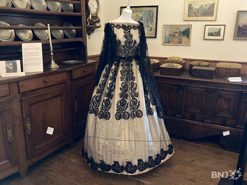 Le Château de Valangin compte dans ses collections un ensemble de dentelle noire destiné à l'impératrice Elisabeth de Bavière.