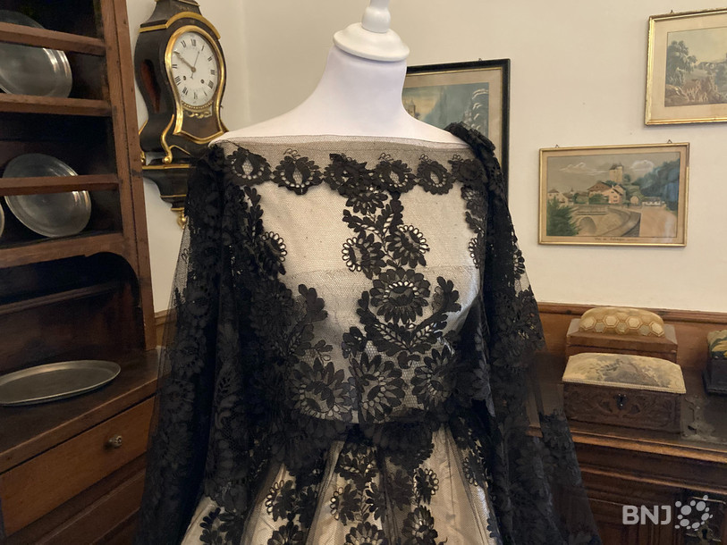 La dentelle présente des motifs floraux.