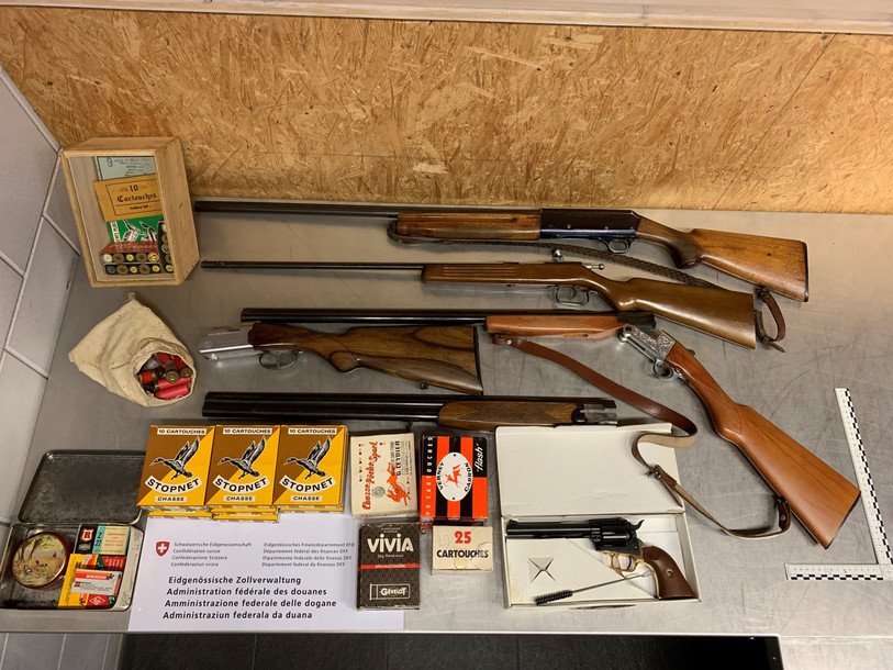 Plusieurs armes et munitions ont été saisies par les douaniers. (Photo : AFD)